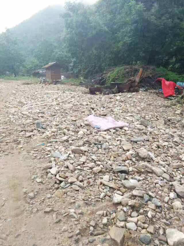 每天村里人聚集于此的長椅 石凳 都沒有了！